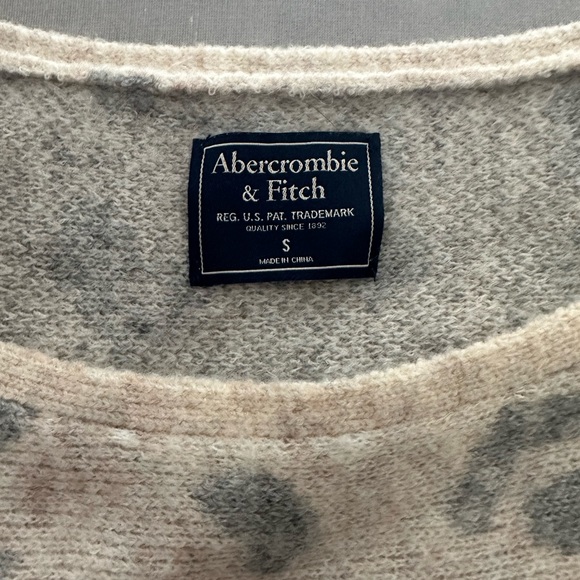 💚5/$25💚AF Beige Muted Leopard Print Sweater Size: Small - Picture 7 of 7